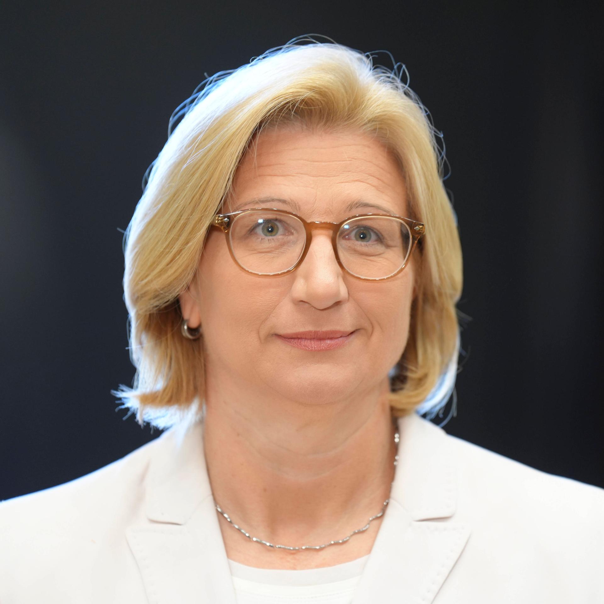 Porträt der Ministerpräsidentin vom Saarland, Anke Rehlinger, SPD. Sie trägt ein weisses Jacket und eine Brille.