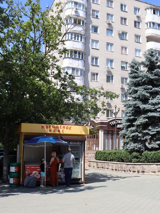 Menschen stehen an einem Kiosk in Tiraspol inTransnistrien. Der Konflikt um das moldauische Separatistengebiet Transnistrien zählt zu den ältesten auf Ex-Sowjetgebiet. 