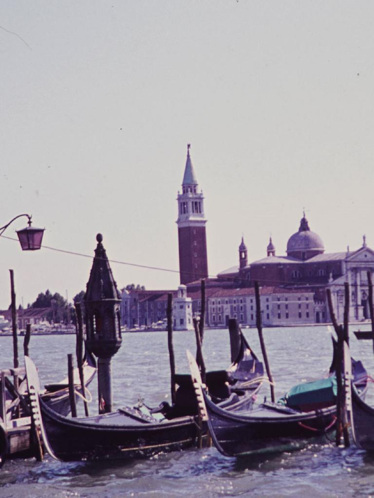 Marcels brennende Eifersucht löst sich während einer Venedig-Reise langsam in Trauer und Vergessen. Zu sehen: Stadtansicht von Venedig, Italien.