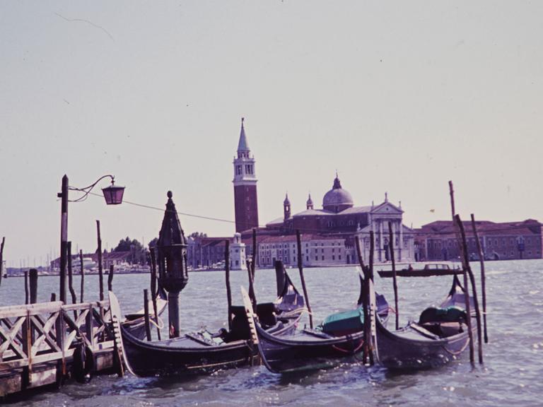 Marcels brennende Eifersucht löst sich während einer Venedig-Reise langsam in Trauer und Vergessen. Zu sehen: Stadtansicht von Venedig, Italien.