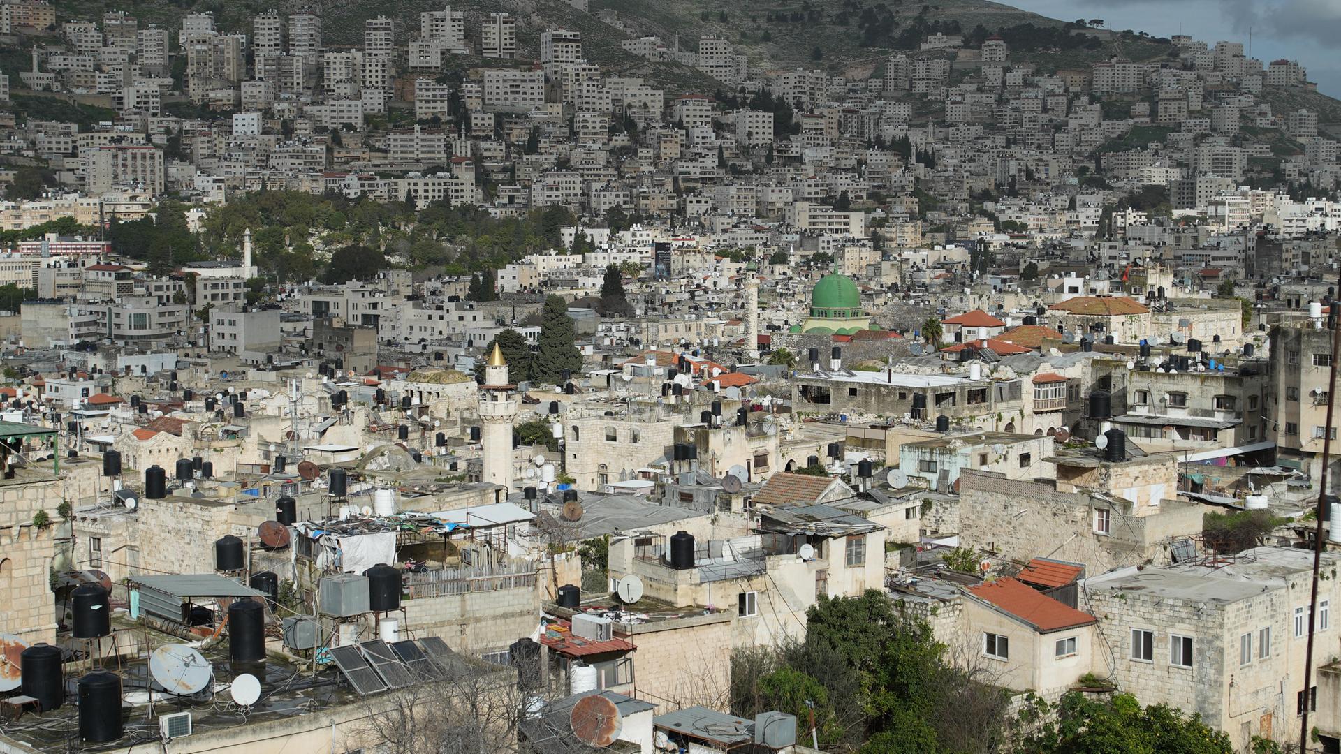 Blick über die zweitgrößte Stadt im Westjordanland, Nablus, im März 2024.