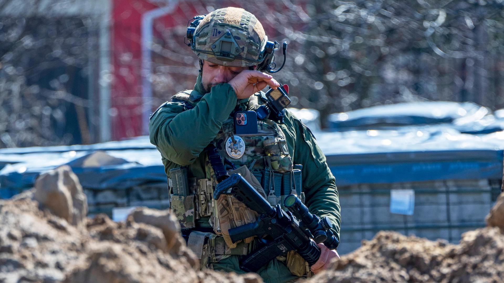 Ein Soldat im ukrainischen Butscha im April 2022