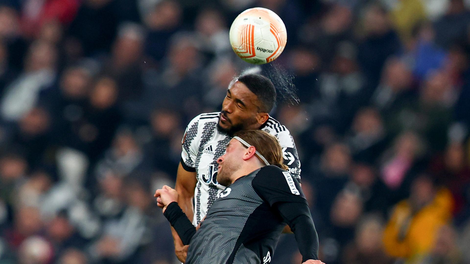 Fußball Europa League, Juventus Turin - SC Freiburg. Freiburgs Lucas Höler (vorn) im Kopfballduell mit Turins Bremer. Fußball Europa League, Juventus Turin - SC Freiburg. Freiburgs Lucas Höler (vorn) im Kopfballduell mit Turins Bremer.