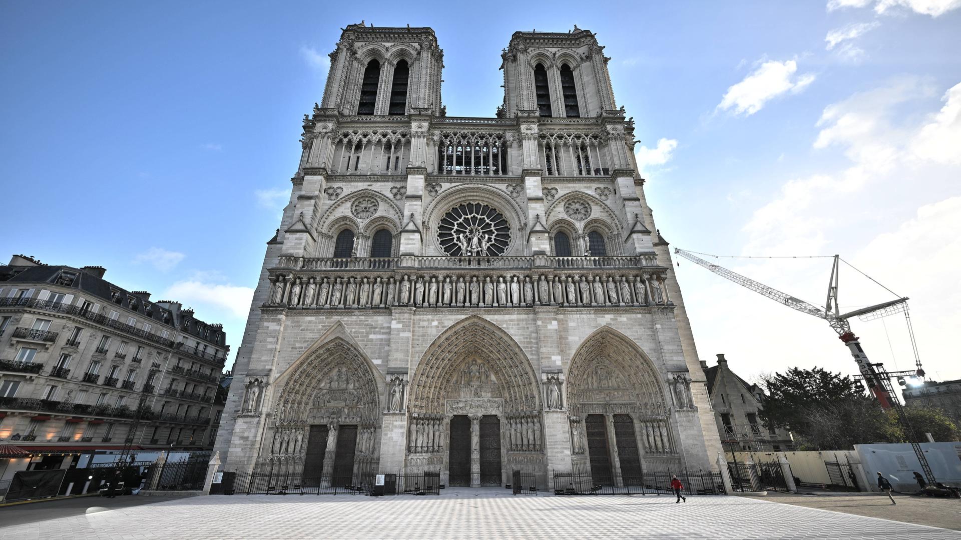 Außenansicht der Kathedrale Notre Dame in Paris nach ihrer Restaurierung in Folge eines Großbrandes Außenansicht der Kathedrale Notre Dame in Paris nach ihrer Restaurierung in Folge eines Großbrandes