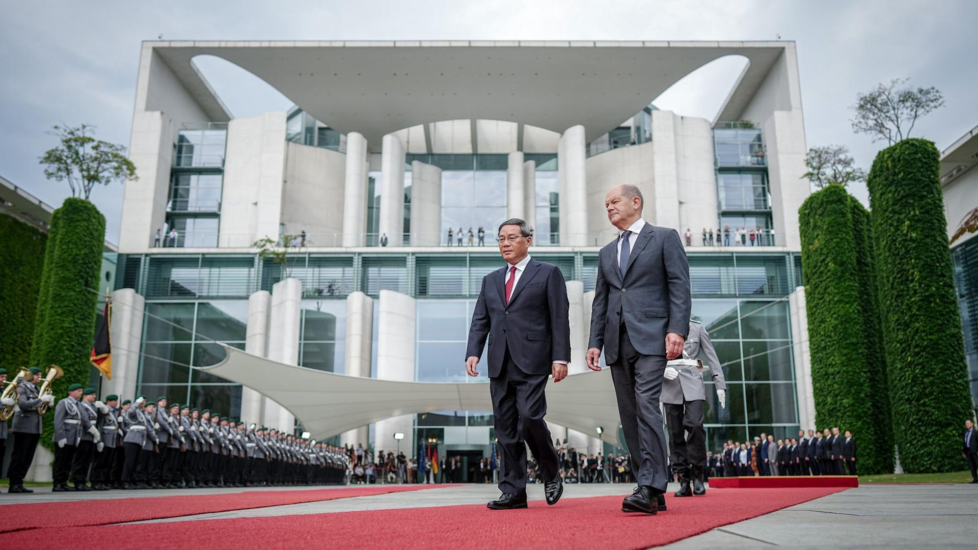 Bundeskanzler Olaf Scholz und Li Qiang, Ministerpräsident von China, laufen auf einem roten Teppich vor dem Bundeskanzleramt. Bundeskanzler Olaf Scholz und Li Qiang, Ministerpräsident von China, laufen auf einem roten Teppich vor dem Bundeskanzleramt.