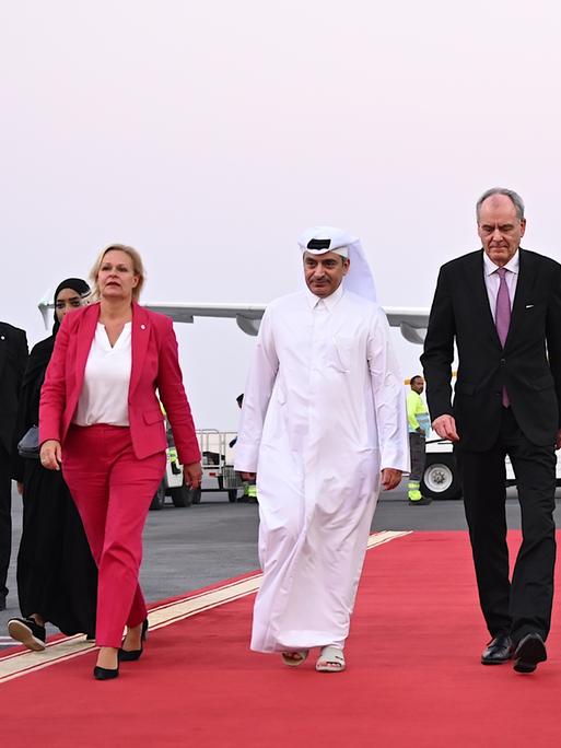 Nancy Faeser (SPD), Bundesministerin des Innern und Heimat, wird am Flughafen von Doha empfangen. Faeser reist in ihrer Funktion als Sportministerin im Vorfeld der Fussball-Weltmeisterschaft in das Gastgeberland Katar.