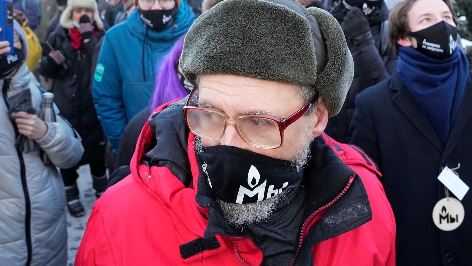Unterstützer der NGO Memorial am 29. Dezember 2021 vor dem Gericht in Moskau. Das Gericht verfügte die Schließung des Menschenrechtszentrum in Moskau 