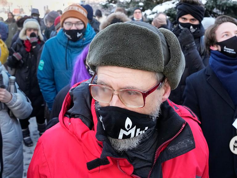 Unterstützer der NGO Memorial am 29. Dezember 2021 vor dem Gericht in Moskau. Das Gericht verfügte die Schließung des Menschenrechtszentrum in Moskau 