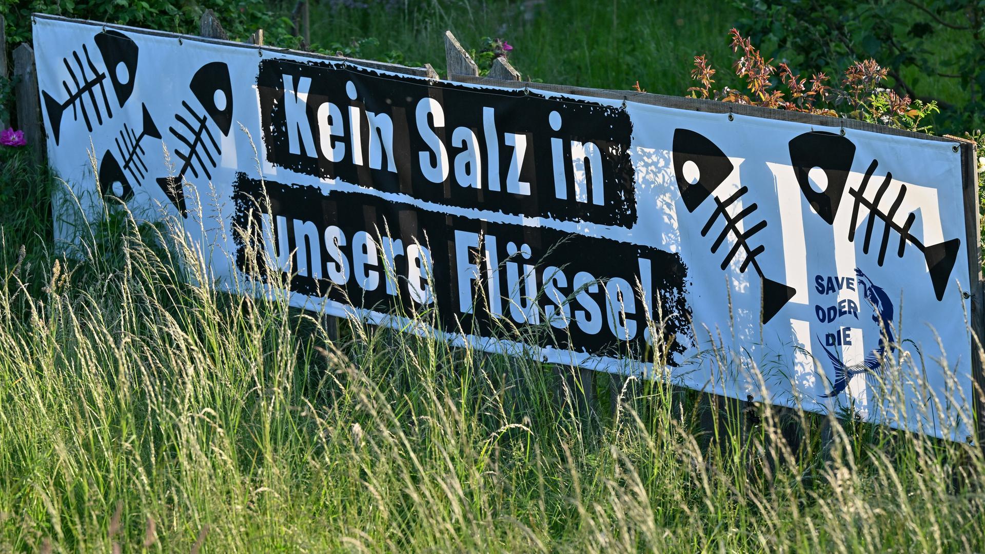 Nahe dem Hafen von Kienitz am deutsch-polnischen Grenzfluss Oder hängt ein Transparent mit der Aufschrift "Kein Salz in unsere Flüsse!"