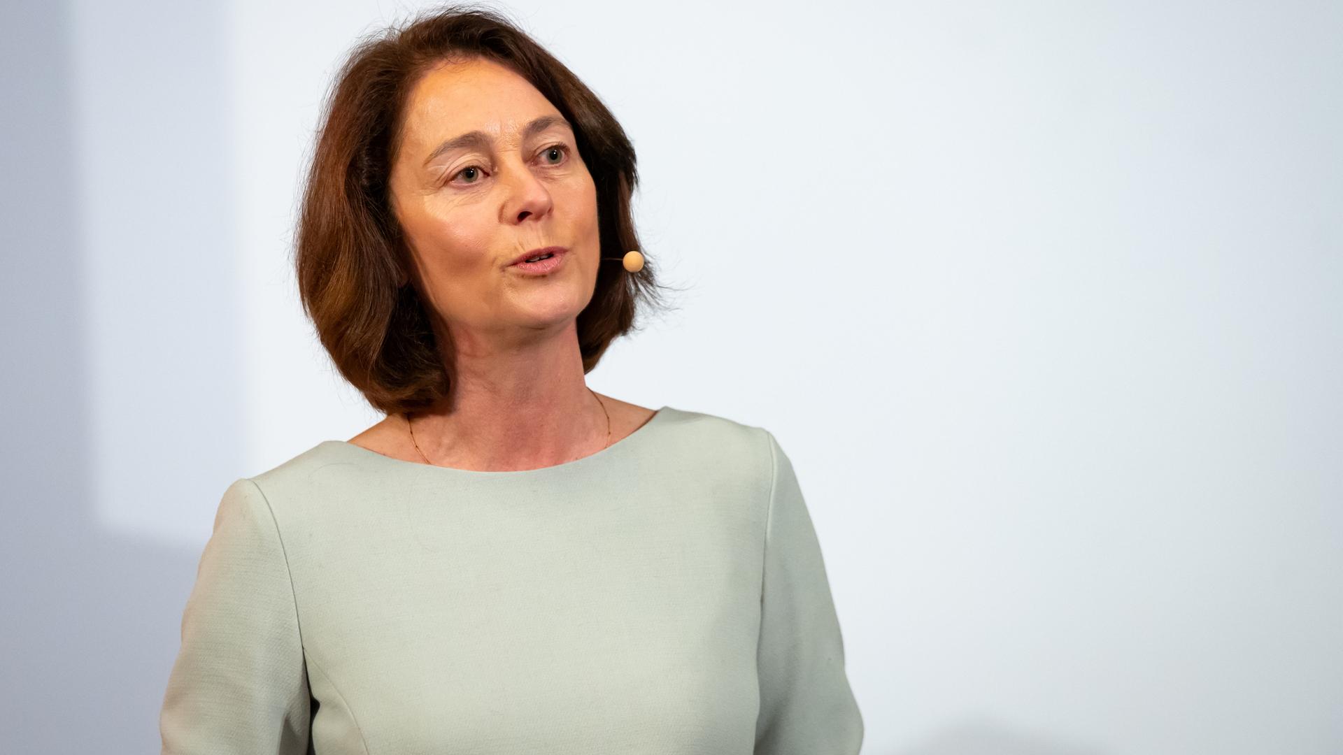 Katarina Barley (SPD), SPD-Spitzenkandidatin für die Europawahl, spricht auf der Bühne.