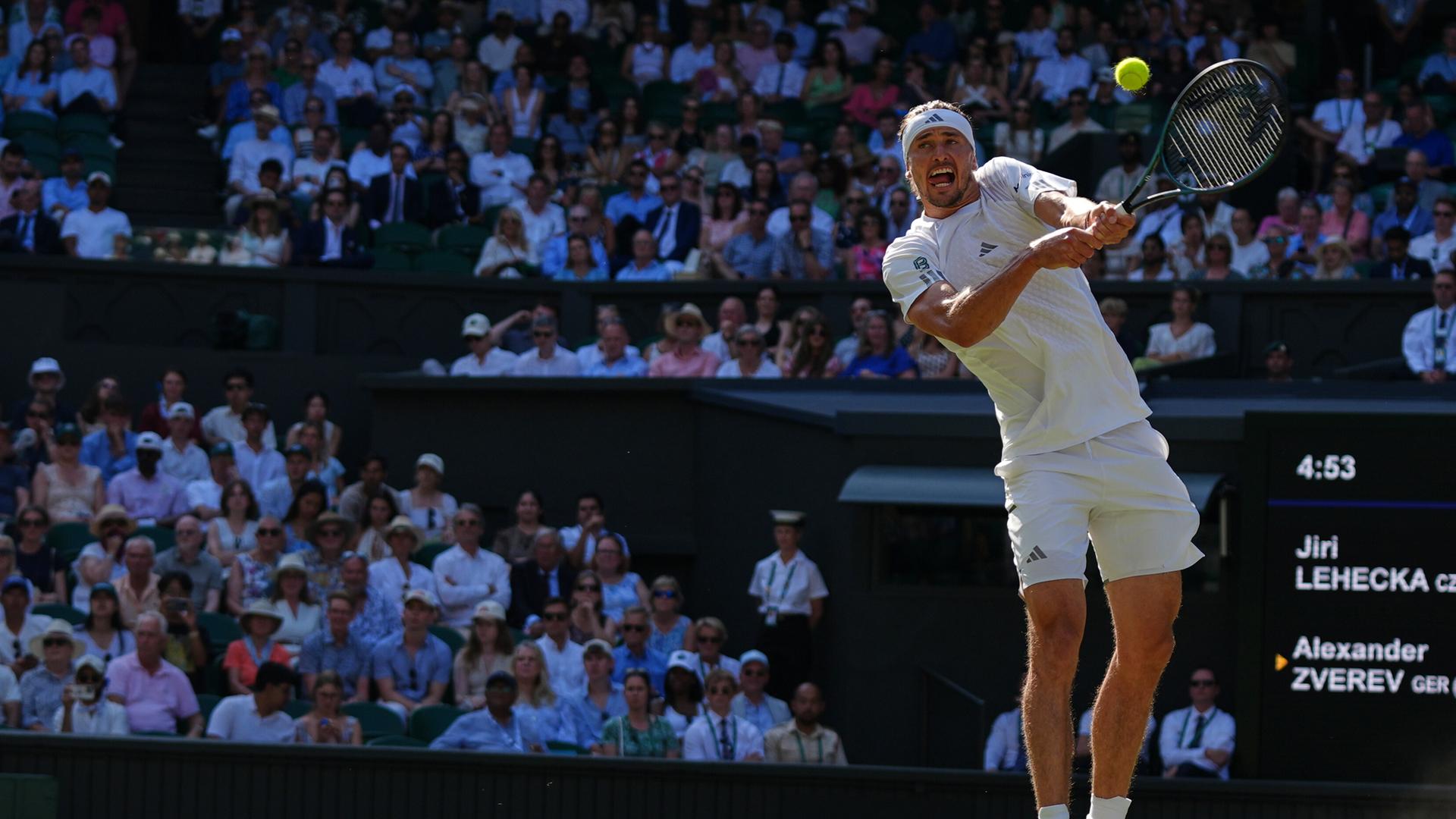 Der Deutsche Alexander Zverev spielt einen Return während des Achtelfinalspiels im Herreneinzel gegen Jiri Lehecka aus Tschechien bei den Wimbledon Tennismeisterschaften in London.