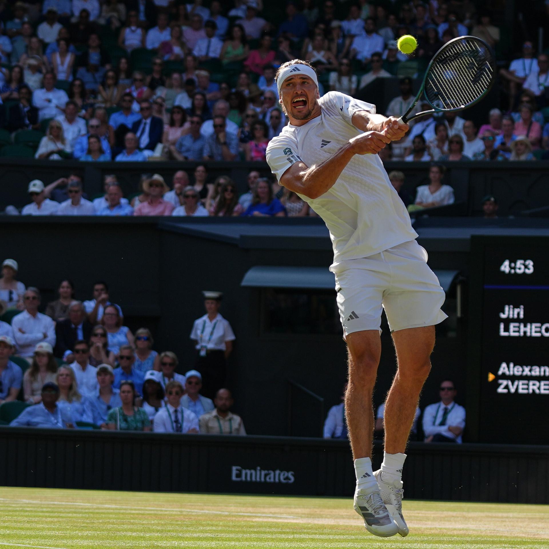 Der Deutsche Alexander Zverev spielt einen Return während des Achtelfinalspiels im Herreneinzel gegen Jiri Lehecka aus Tschechien bei den Wimbledon Tennismeisterschaften in London.