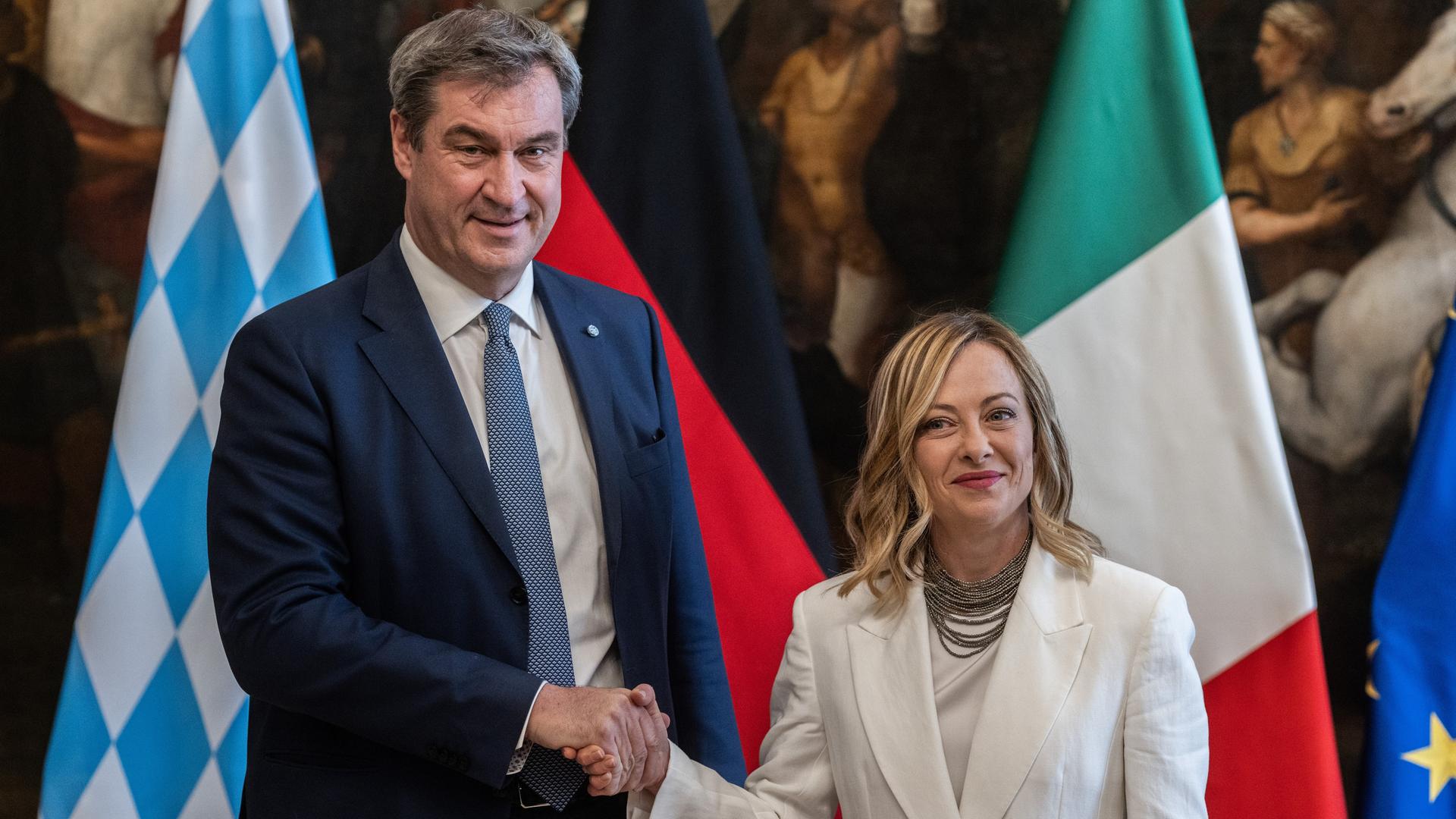 Bayerns Ministerpräsident Markus Söder und die italienische Regierungschefin Giorgia Meloni geben sich die Hand. 