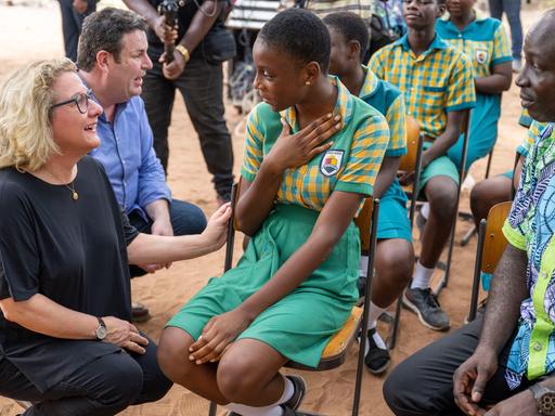 Svenja Schulze, Bundesministerin für wirtschaftliche Zusammenarbeit und Entwicklung, und Hubertus Heil (beide SPD), Bundesminister für Arbeit und Soziales, besuchen eine Schule in Ghana.