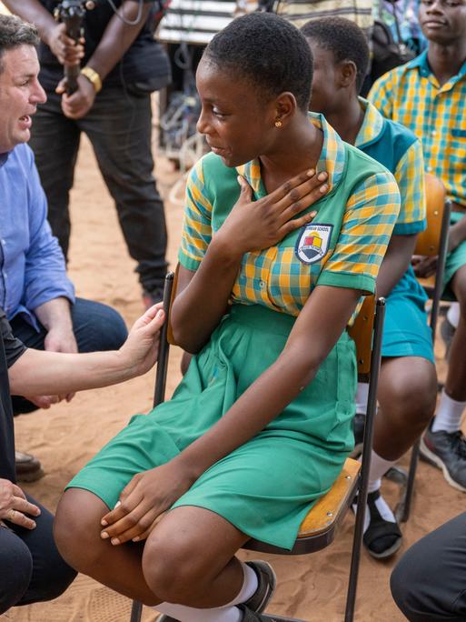 Svenja Schulze, Bundesministerin für wirtschaftliche Zusammenarbeit und Entwicklung, und Hubertus Heil (beide SPD), Bundesminister für Arbeit und Soziales, besuchen eine Schule in Ghana.