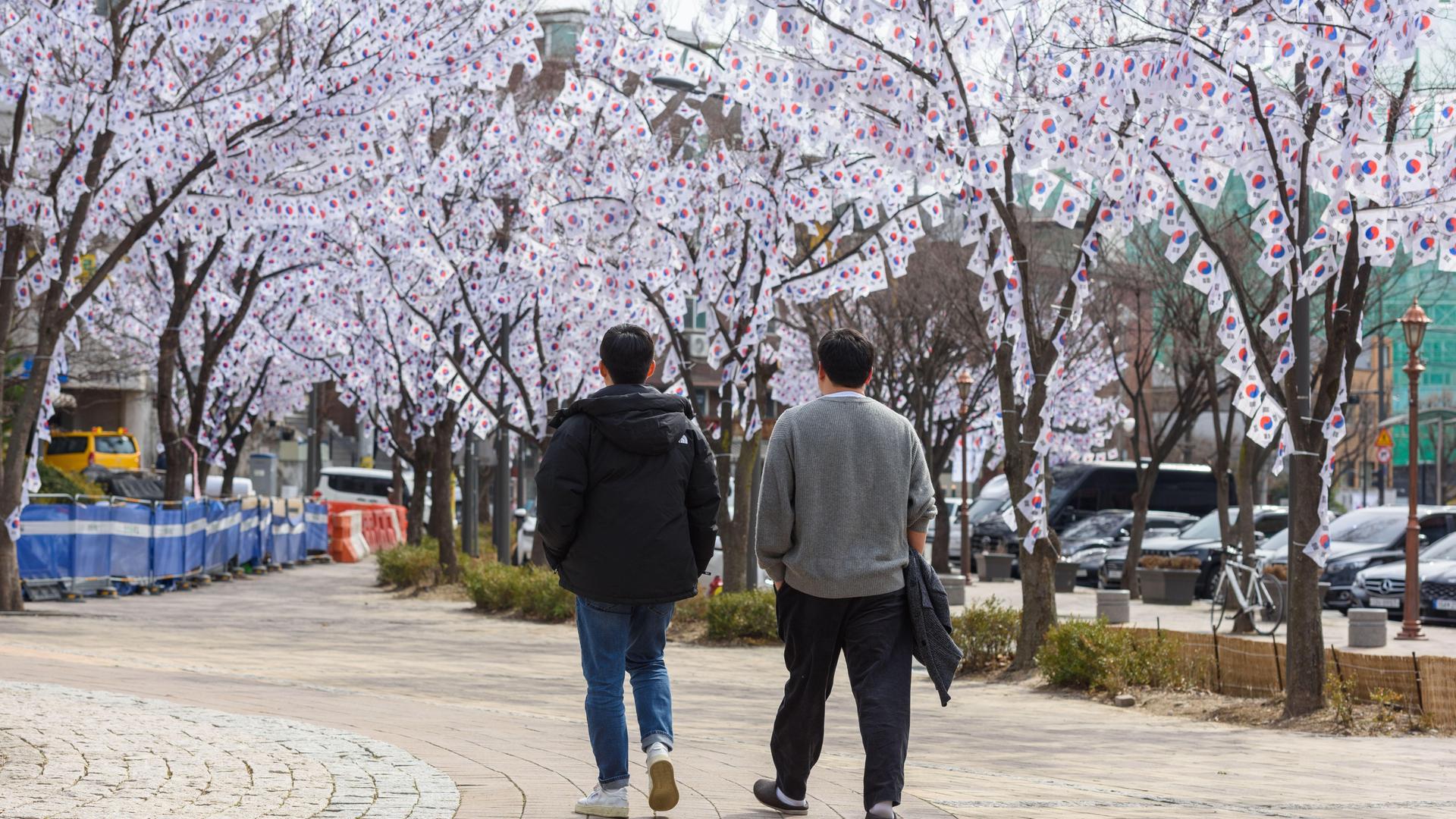 Am Eingang des Hyochang Parks in Seoul hängen viele Fähnchen in den Bäumen. Sie erinnern an den Beginn der koreanischen Unabhängigkeitsbewegung