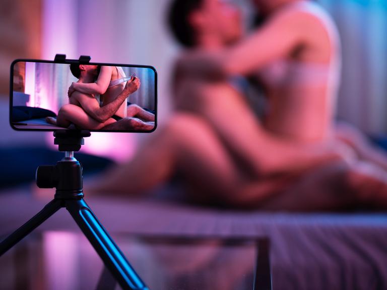 Eine Handykamera filmt ein Paar beim Sex
