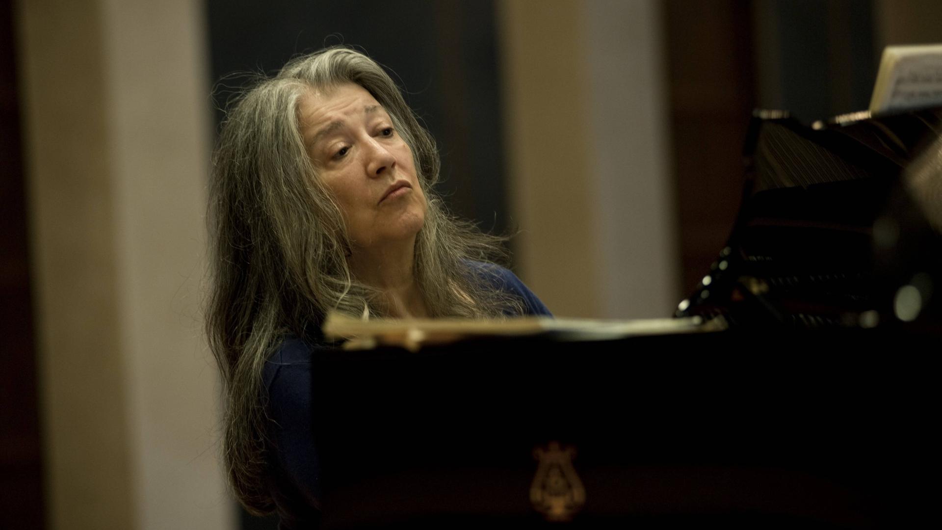 Wir sehen die Pianisten Martha Argerich, wie sie Klavier spielt. Wir sehen die Pianisten Martha Argerich, wie sie Klavier spielt.
