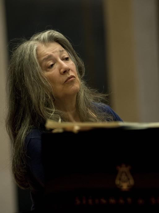 Wir sehen die Pianisten Martha Argerich, wie sie Klavier spielt. 
