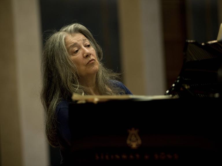 Wir sehen die Pianisten Martha Argerich, wie sie Klavier spielt. 