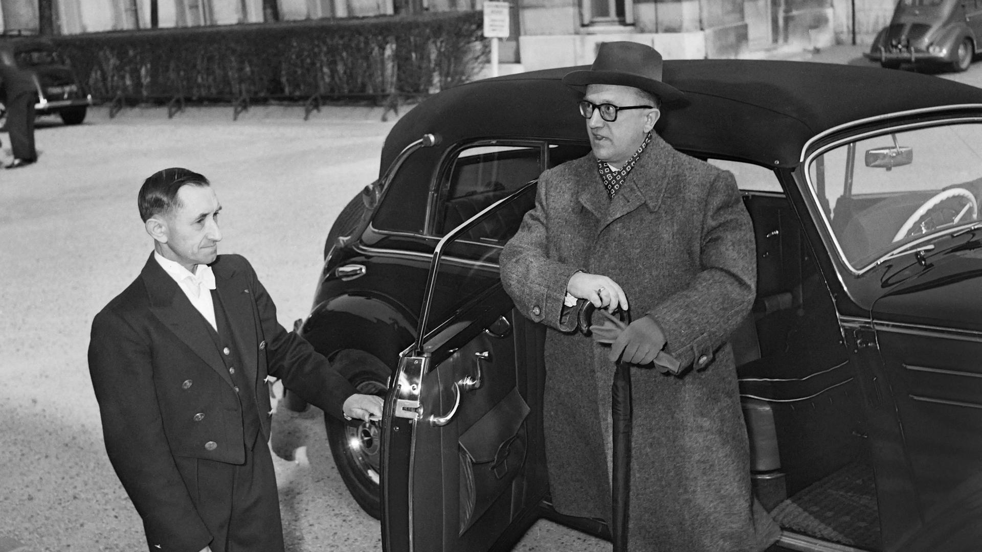 Schwarz-weiß-Foto von Walter Hallstein, der in Paris aus einem Wagen steigt