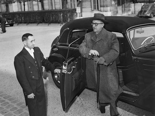 Schwarz-weiß-Foto von Walter Hallstein, der in Paris aus einem Wagen steigt