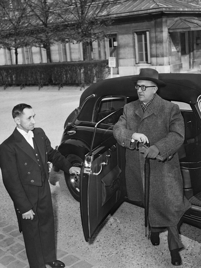 Schwarz-weiß-Foto von Walter Hallstein, der in Paris aus einem Wagen steigt