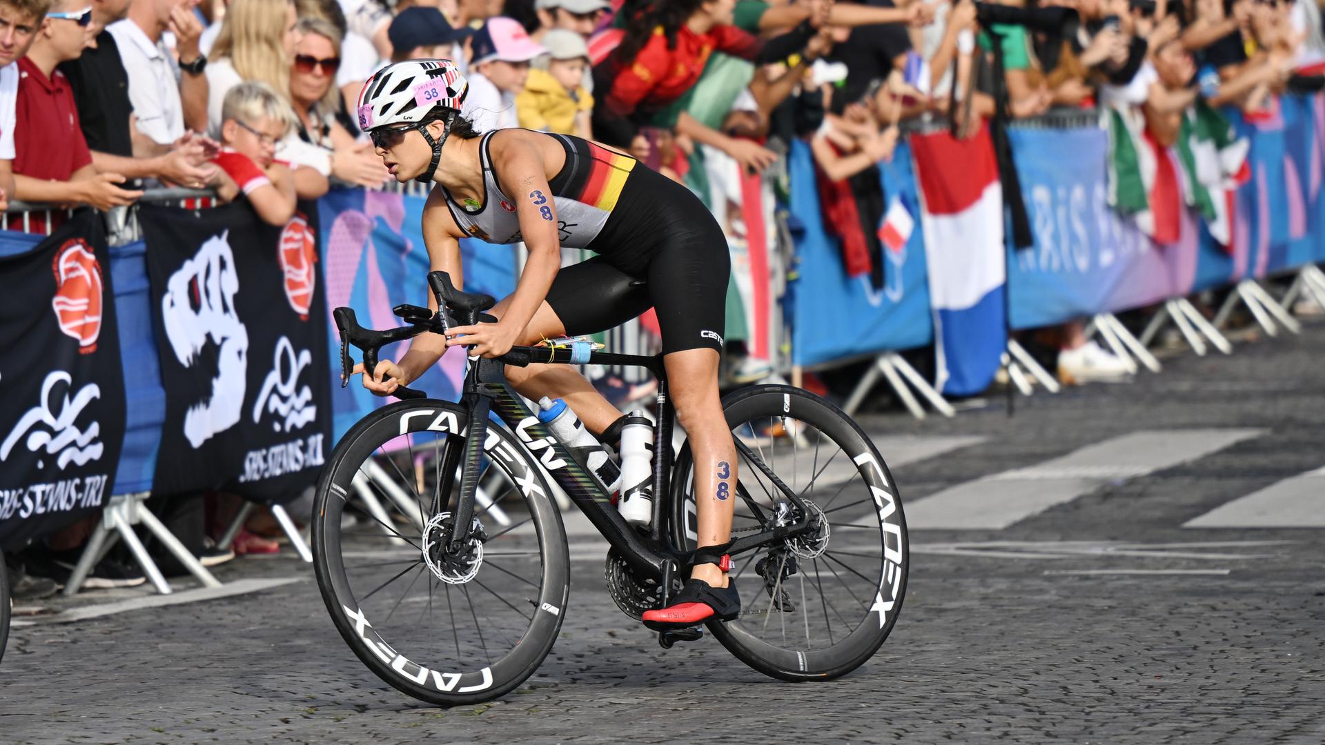 Eine Triathletin beim Radfahren Eine Triathletin beim Radfahren
