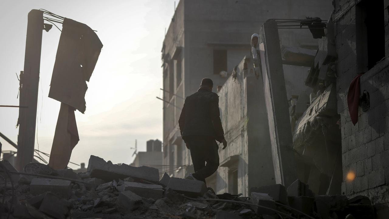 Ein Mann läuft durch eine Ruinenlandschaft in der Flüchtlingscamp Nuseirat im Gazastreifen.