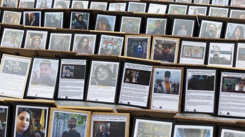 Auf einem Platz sind unzählige Fotos und kurze Texte in Bilderrahmen aufgestellt. Es sind Bilder von den Opfern, die im Zuge der Proteste im Iran ums Leben kamen.