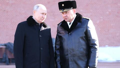 Wladimir PUTIN mit dem früheren Verteidigunsgminister Sergei Kuschugetowitsch Schoigu (re).