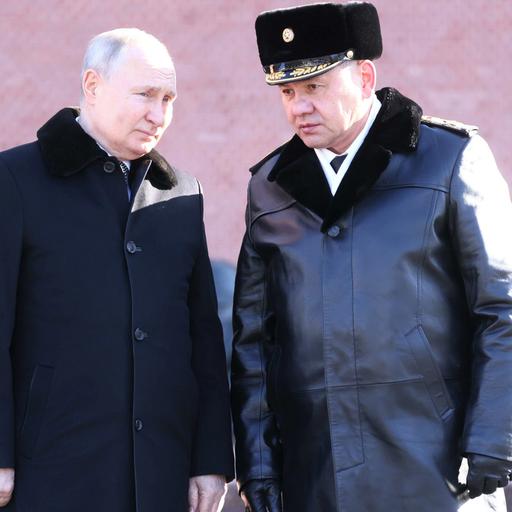 Wladimir PUTIN mit dem früheren Verteidigunsgminister Sergei Kuschugetowitsch Schoigu (re).