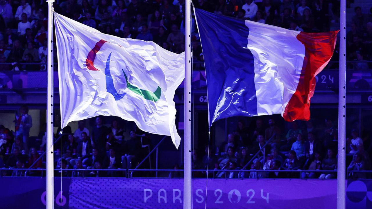 Die Flagge von Frankreich und von den Paralympics bei der Abschluss-Zeremonie der Paralympics in Paris 2024.