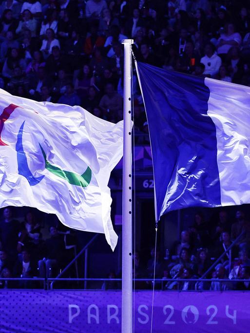 Die Flagge von Frankreich und von den Paralympics bei der Abschluss-Zeremonie der Paralympics in Paris 2024.