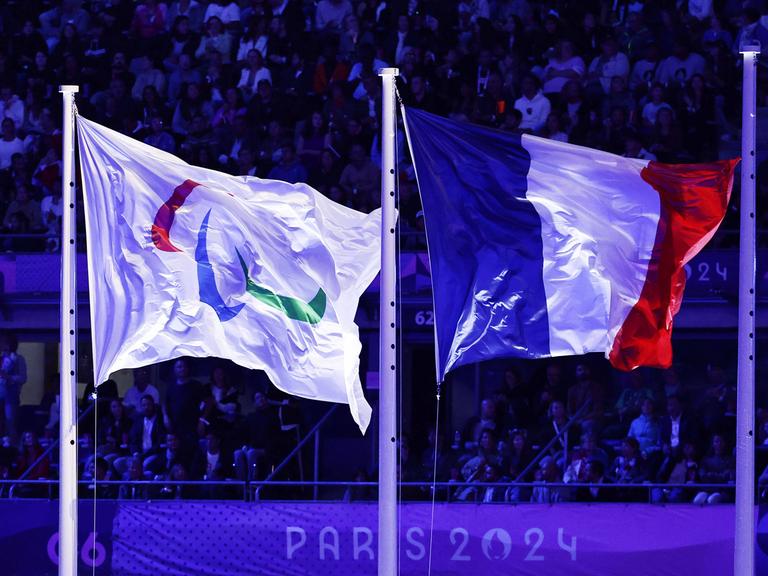 Die Flagge von Frankreich und von den Paralympics bei der Abschluss-Zeremonie der Paralympics in Paris 2024.