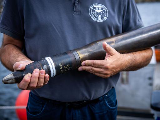 Ein Mitarbeiter des Munitionsbergungsdienst Mecklenburg-Vorpommern zeigt eine 7,5 Zentimeter Panzersprenggranatpatrone. Munition dieser Bauart wird bei der Pilotierungs-Bergung im Rahmen des Sofortprogramms „Munition im Meer“ in der Ostsee  gesichert. 