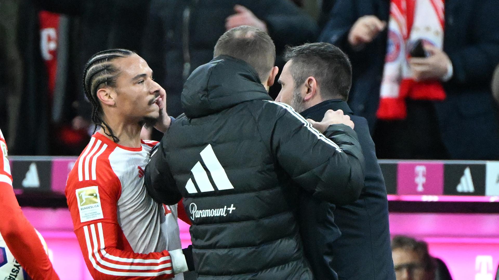 Unions Trainer Nenad Bjelica greift Bayern Münchens Spieler Leroy Sane ins Gesicht. Dafür sieht er die Rote Karte und wird vom DFB für drei Spiele gesperrt. Unions Trainer Nenad Bjelica greift Bayern Münchens Spieler Leroy Sane ins Gesicht. Dafür sieht er die Rote Karte und wird vom DFB für drei Spiele gesperrt.