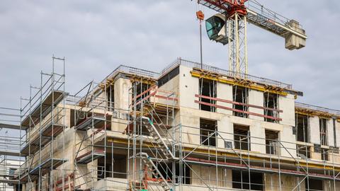 Baustelle an einem Appartementhaus am Rhein-Herne-Kanal im Stadtteil Gelsenkirchen Bismarck, 2023.