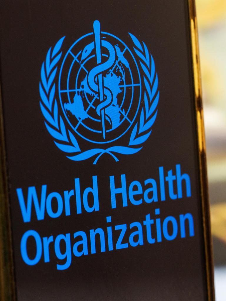 Symbolbild: Smartphone mit Logo der WHO (World Health Organisation) vor einem unscharfen Hintergrund