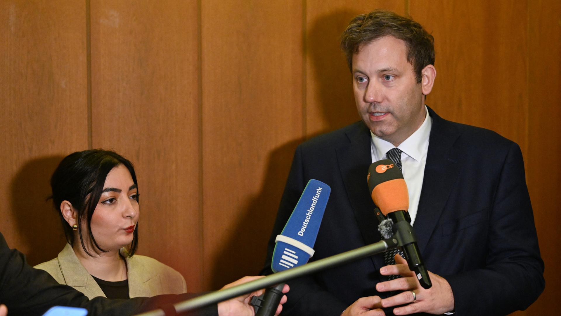 Bundesfinanzminister Lars Klingbeil (SPD) spricht in Mikrofone von Journalisten.