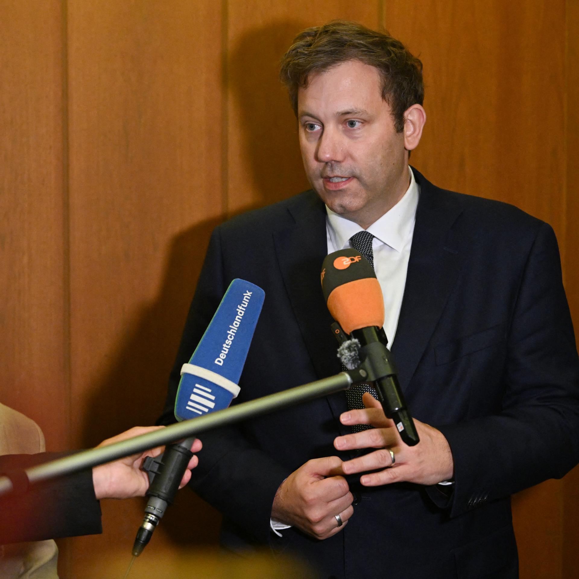 Bundesfinanzminister Lars Klingbeil (SPD) spricht in Mikrofone von Journalisten.
