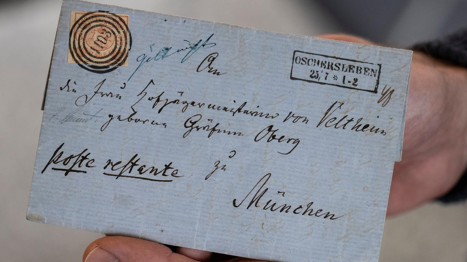 Der zur Auktion stehende historische Brief "Hans Freiherr von Veltheim an seine Gattin" wird im Auktionshaus Köhler in Wiesbaden gezeigt.