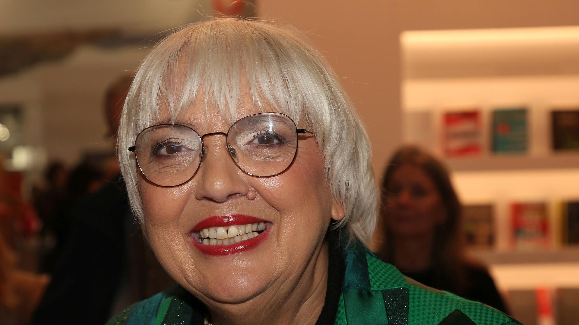 Claudia Roth lächelt in die Kamera. Claudia Roth lächelt in die Kamera.