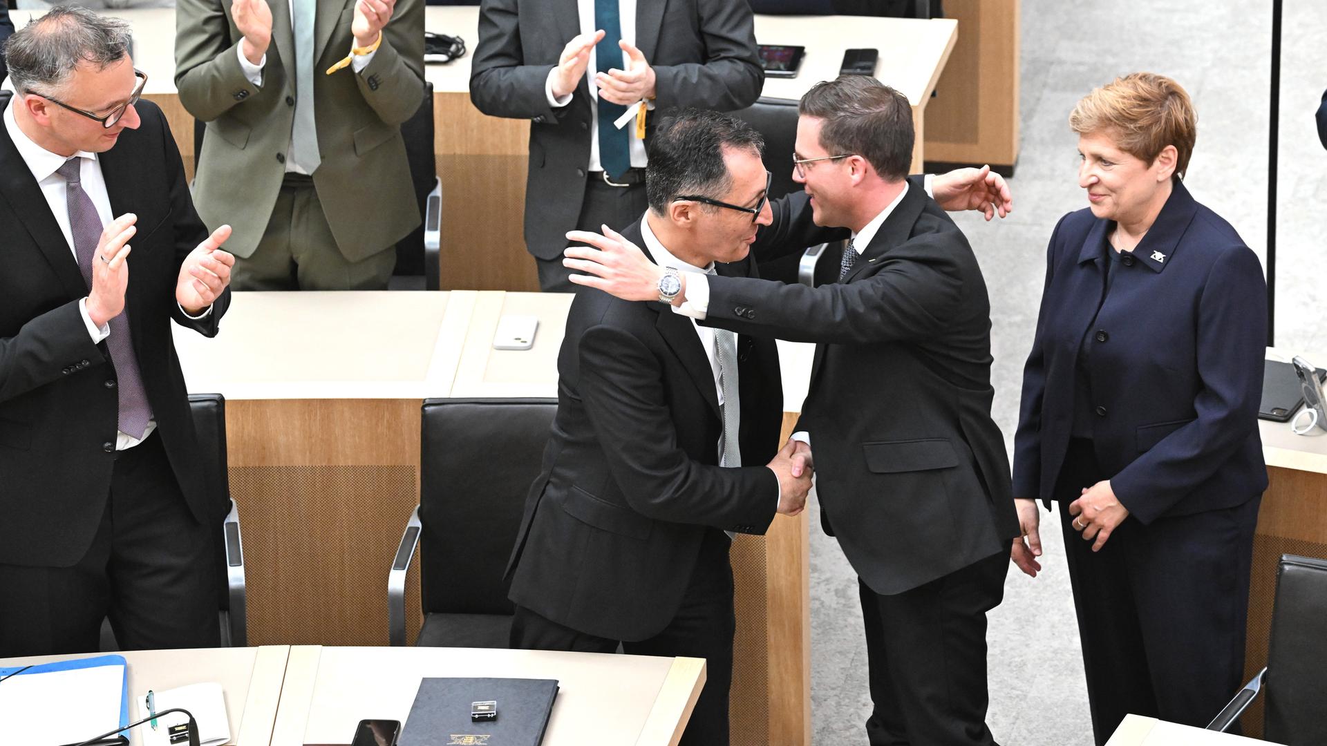 Manuel Hagel (CDU, 2.v.r-l), designierter stellvertretender Ministerpräsident von Baden-Württemberg, gatuliert Cem Özdemir (Bündnis 90/Die Grünen). Manuel Hagel (CDU, 2.v.r-l), designierter stellvertretender Ministerpräsident von Baden-Württemberg, gatuliert Cem Özdemir (Bündnis 90/Die Grünen).