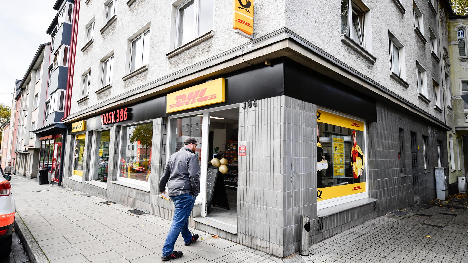 Eine Poststelle in einem Kiosk in Essen-Altendorf. Ein Mann geht dabei auf die geöffnete Tür zu. 