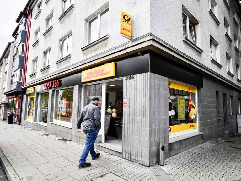 Eine Poststelle in einem Kiosk in Essen-Altendorf. Ein Mann geht dabei auf die geöffnete Tür zu. 