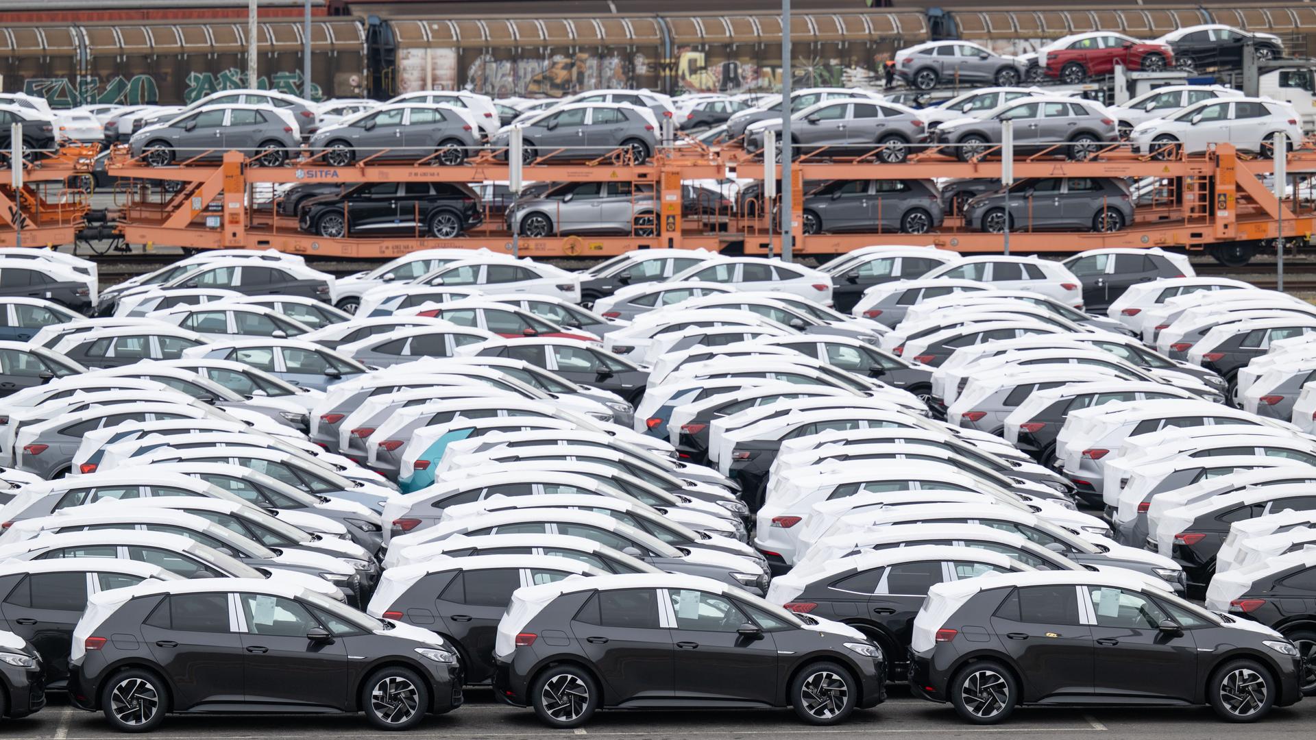 Auf einem Parkplatz im Werk von Volkswagen in Zwickau stehen Neufahrzeuge vor der Auslieferung. 