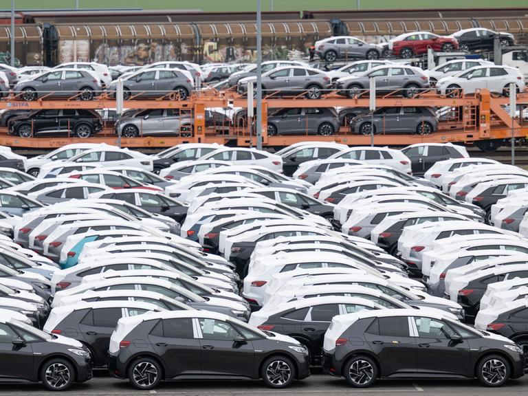 Auf einem Parkplatz im Werk von Volkswagen in Zwickau stehen Neufahrzeuge vor der Auslieferung. 