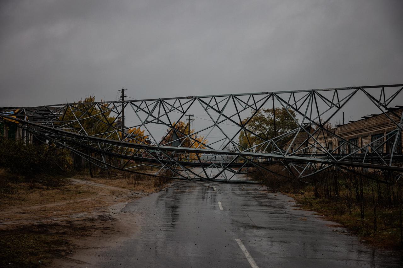 Ein durch einen Angriff der russischen Armee umgestürzter Strommast in der Stadt Yampil in der Ukraine.