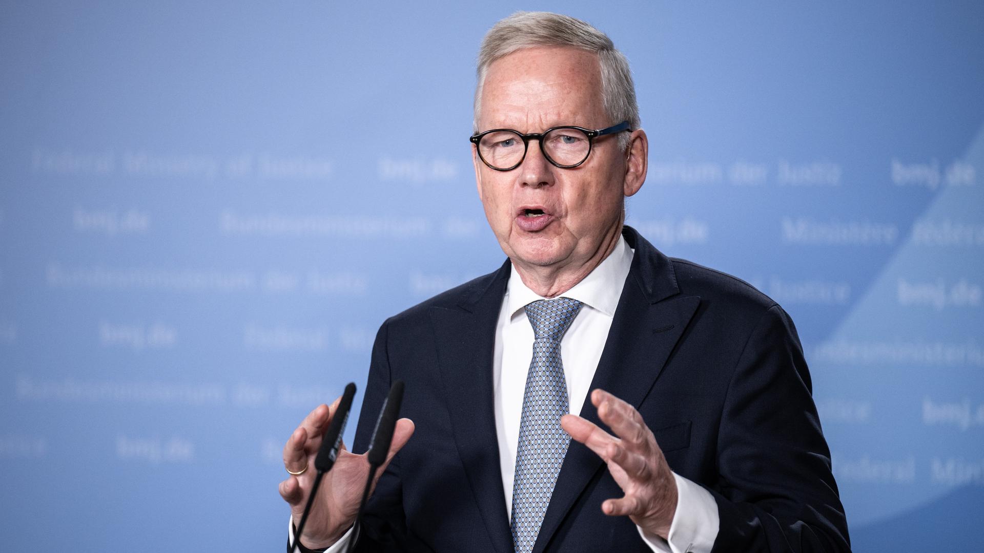 Lutz Goebel, Vorsitzender des Nationalen Normenkontrollrates (NKR), spricht auf der Pressekonferenz anlässlich der Übergabe des Jahresberichts.